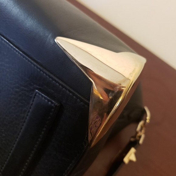 Rare Givenchy Antigona (Medium) with gold accents - Picture 2 of 8